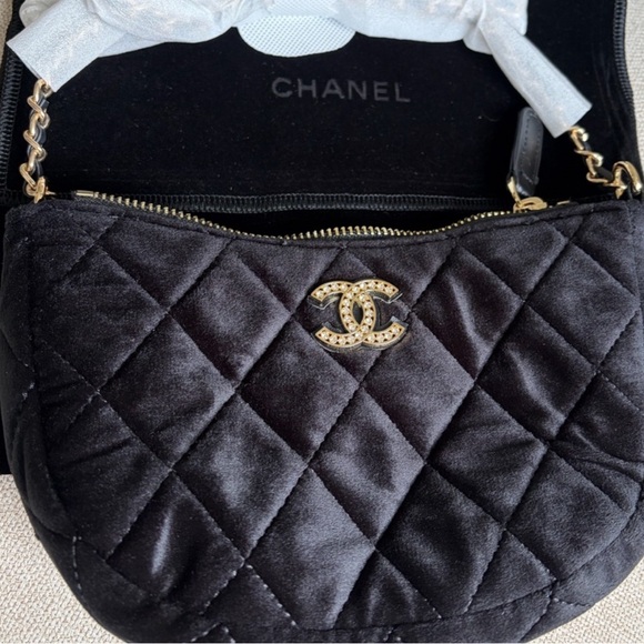 GWP Chanel Makeup Black Quilted Clutch with Gold Chain - Picture 4 of 12